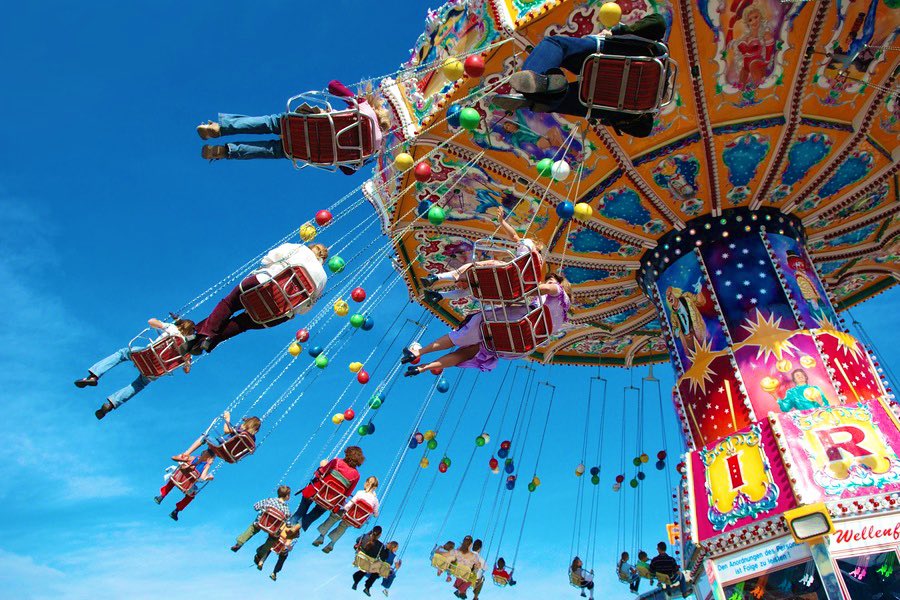 Primo passo verso la normalità per #Verona che si tinge di bianco. Questa sera, dunque, in Veneto non scatterà più il coprifuoco, via libera anche a matrimoni e cerimonie, ma pure a parchi tematici e di divertimento, che in zona gialla riapriranno invece dal 15 giugno. #8giugno