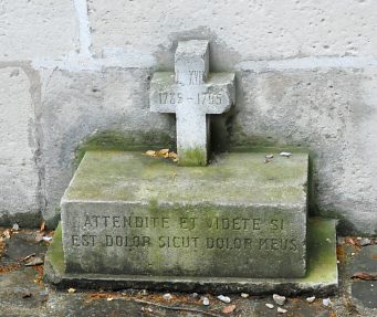 LouisRielFrance's tweet photo. Cette petite stèle le long de l'église Sainte-Marguerite à Paris est celle de Louis XVII, mort à 10 ans le #8juin 1795 à la prison du Temple à Paris des suites de mauvais traitements.
Dans sa courte vie, ce petit enfant n'aura quasiment connu que des moments tristes et tragiques. https://t.co/gDLhBDwqeC