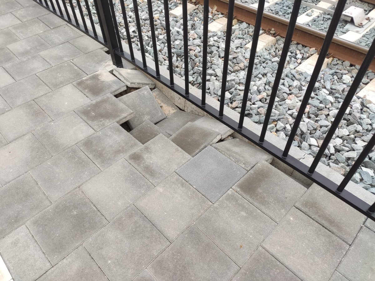 patrickboere's tweet photo. @Arriva_NL De bestrating op de nieuwe perrons op Zuidbroek begint serieus te verzakken.. https://t.co/x8RyomxQcd