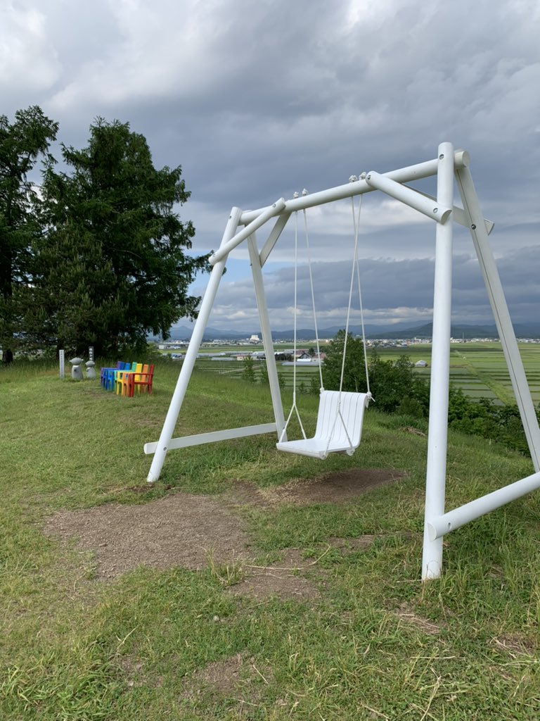 だおこakaおでぶ 旭川の上野ファームです 8人きっちり揃ってました 感動です ネスさん遠いけど綺麗な白いブランコでした えっ青と水色あるとかすごくないですか Rab Crew T Co Qp2scotklg Twitter