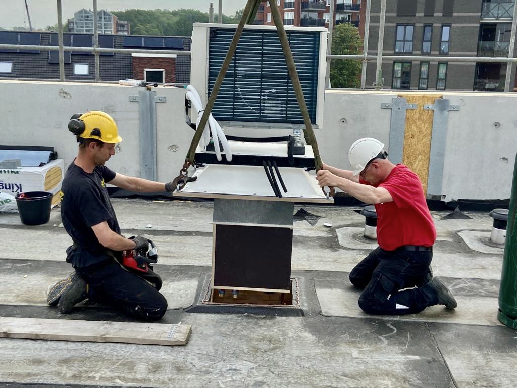 GE(BIO)OLIEDE MACHINE De Soete Veste is alweer het 3e project op rij voor ontwikkelende bouwer <a href="/ERAContour/">ERA Contour | TBI</a> met dezelfde partijen.Als de woningen wind- en waterdicht zijn worden de vloerverwarming, ventilatiekanalen en elektra aangelegd en de #iCEM plug-and-play aangesloten.