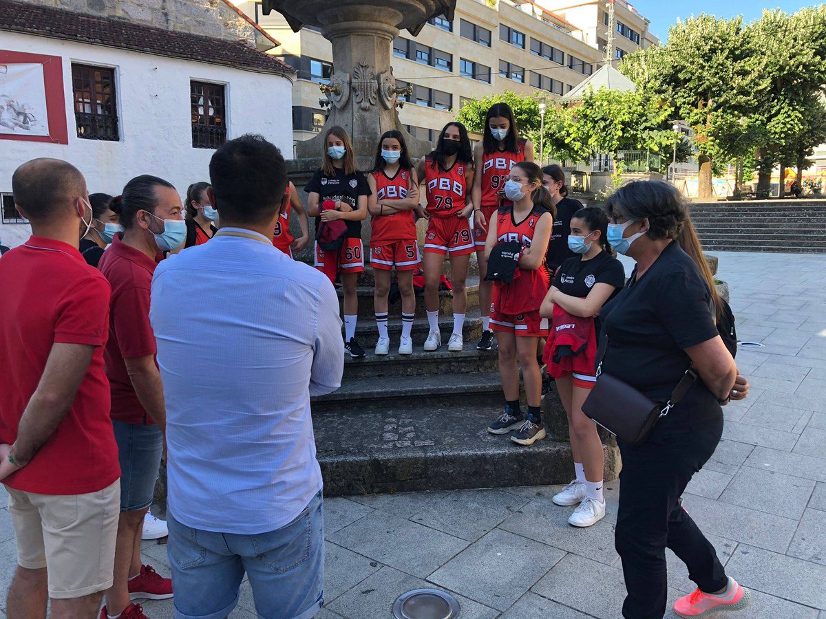 PBBbaloncesto's tweet image. Eva García, alcaldesa @PorrinoConcello e David Alonso, Concelleiro de Deportes, recibiron onte ás rapazas do noso equipo Infantil Feminino, a catro días para o inicio do Campeonato de España #FEBInfantilF2021🏀

Agradecidos polo apoio amosado 🤝🏼