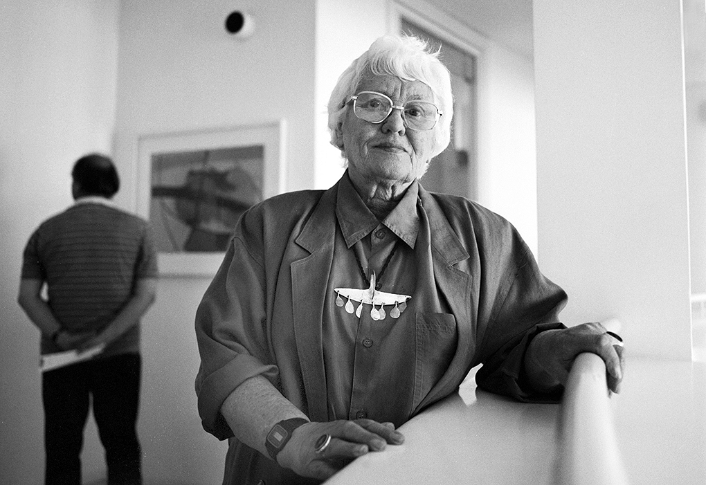 Memories of photographing #WilhelminaBarnsGraham at the newly opened  @tatestives in 1993. She was born #OTD 109 years ago , @WBGTrust @WomenInTheArts @NewHallArt