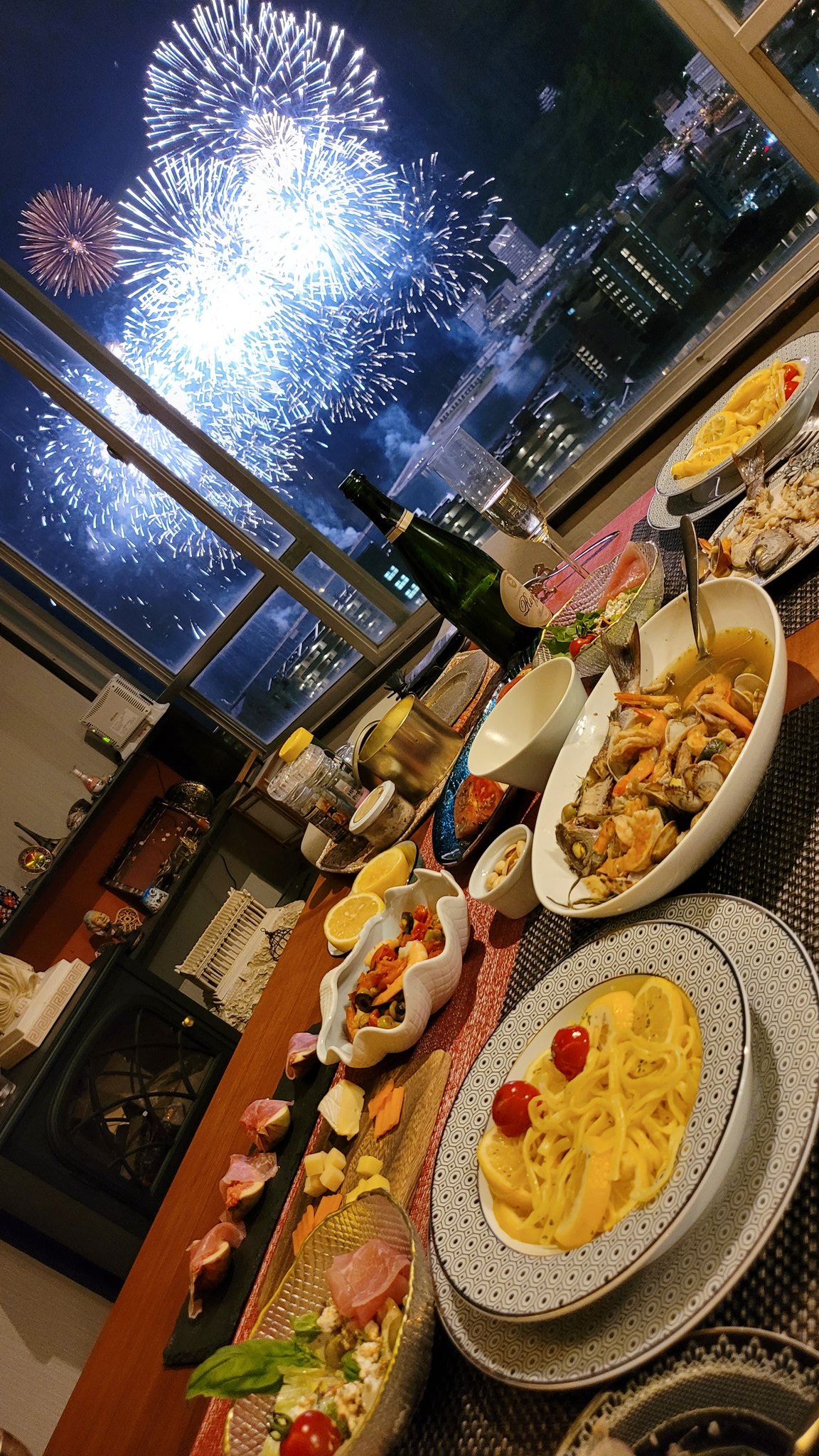 Erika Ishikawa 石川恵理香 株 Dxia Ceo 週末 久しぶりに会えた友人と花火を観ながら 自宅飲み いさきのアクアパッツァ 生ハムいちじく ギリシャサラダ オリーブシュリンプ レモンパスタ カプレーゼ 熱海花火大会 T Co Jekmt2i0yq