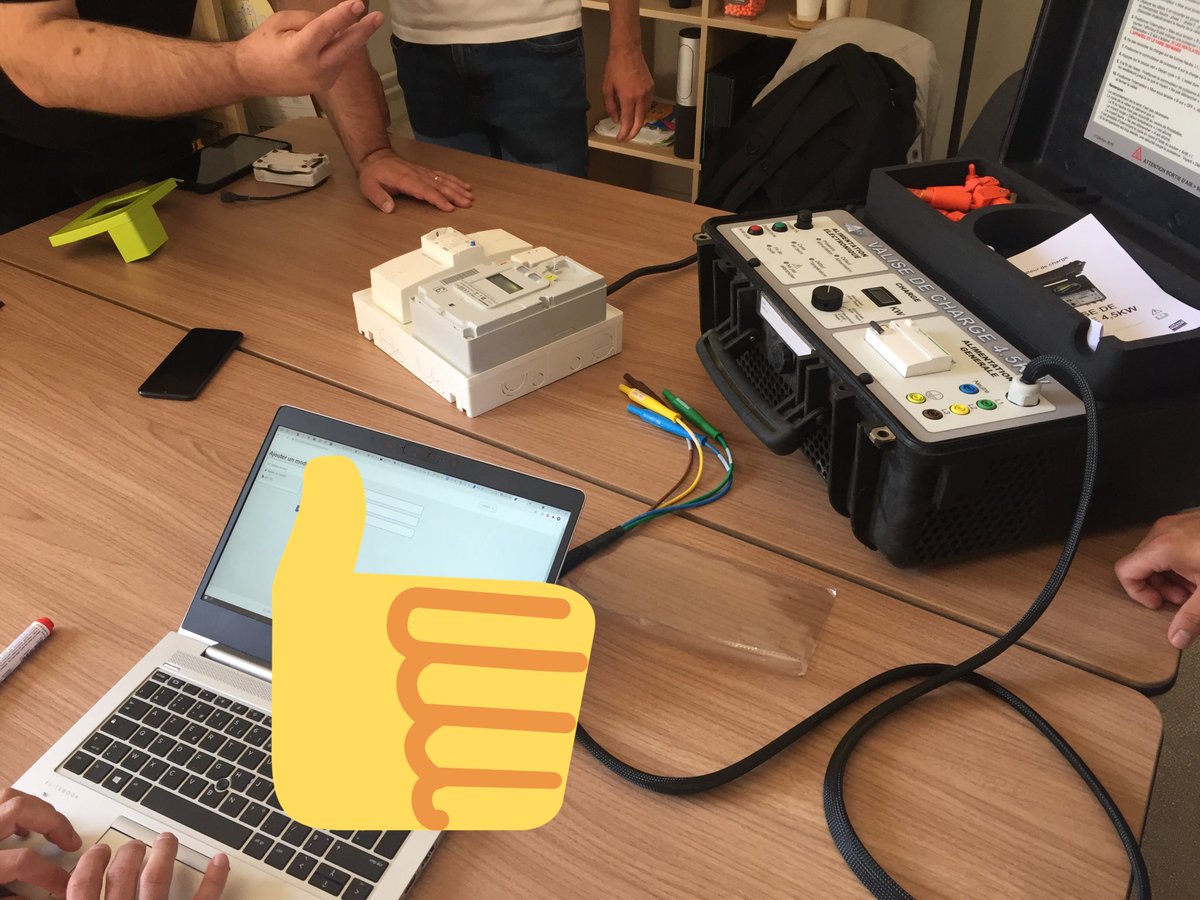 Animation d’un atelier sur les données du compteur #Linky ce matin avec <a href="/enedis_bretagne/">Enedis en Bretagne</a> et prototypage. La suite vendredi ... 🤗🚧⚠️⚡️ #data #API