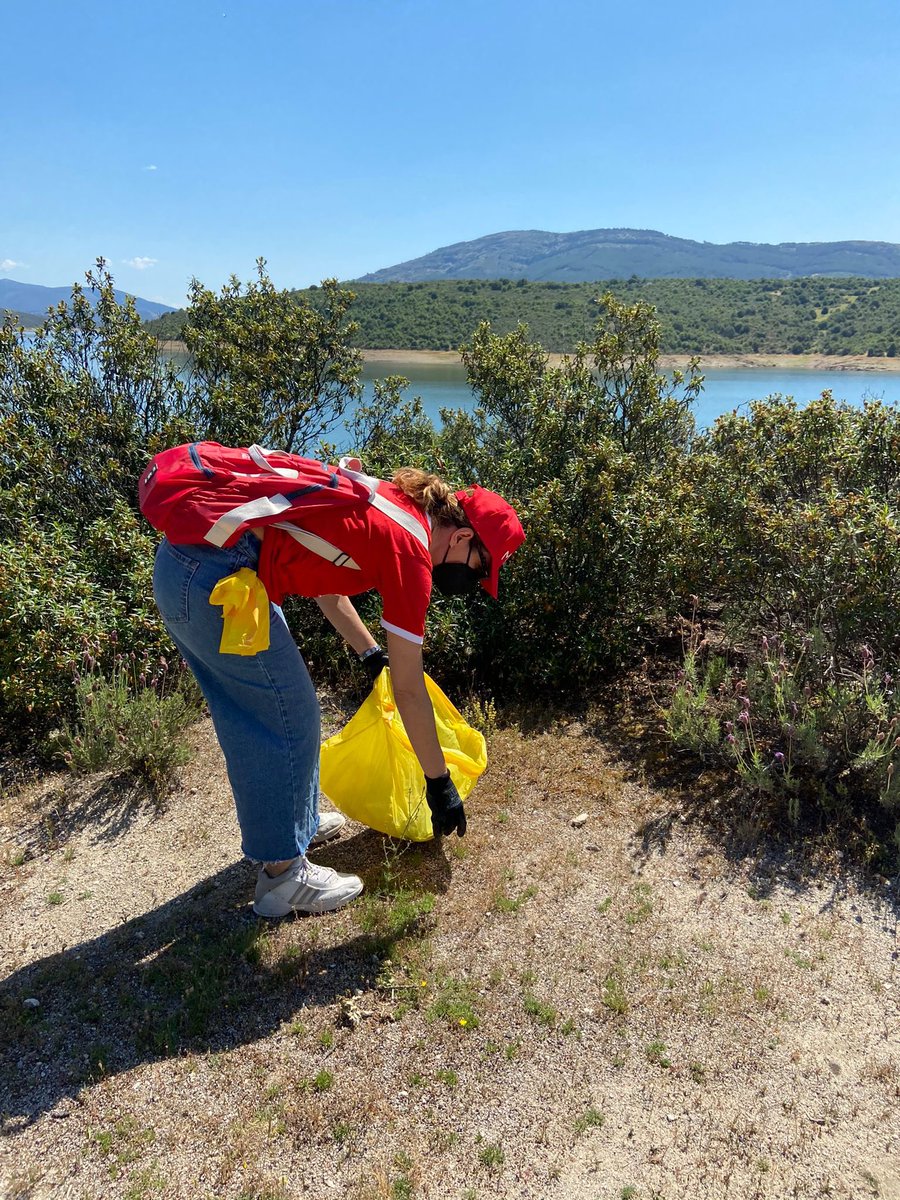 AnaDormouse's tweet photo. Hoy voluntariado corporativo, de limpieza en El Berrueco, para despedir el #cleaningchallenge de #marescirculares con los mejores compañeros del mundo #ILoveVoluntariado #DiaMundialdelosOceanos https://t.co/i7TSOuaTvo