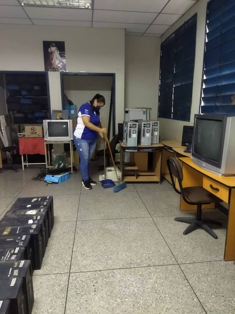Fundabit_Yaracu's tweet photo. #08Jun 🖥️ Nos encontramos en el CBIT "Escalona y Calatayud" realizando limpieza del espacio y llenando el formulario de inventario de bienes nacionales del centro. Tutores Nelia De Andrade, Neomar Deviez y Angélica Romero
@MPPEDUCACION
@Fundabit_
#PuebloLibertario 
#SomosFundabit https://t.co/ML6ndXviQN