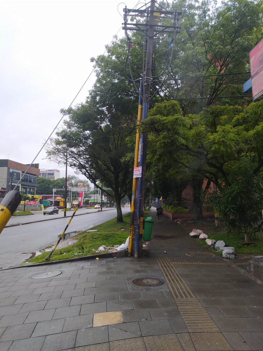 amoj76's tweet photo. @EPMestamosahi  cada vez q veo este poste me recuerda a la torre de pisa, por favor su ayuda ubicado en carrera 81 (Av 80) colinda con calle 29 https://t.co/99i57fwUcy