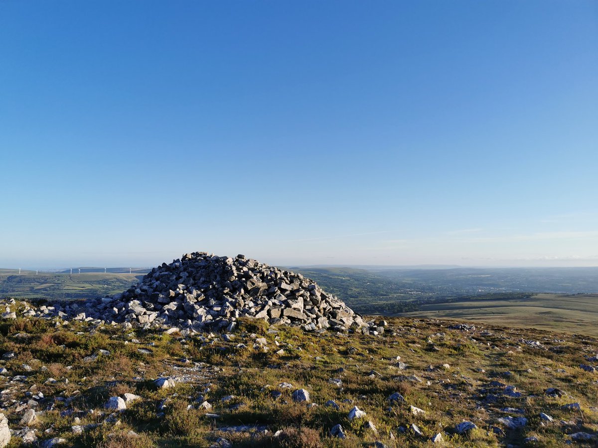 The walk up #taircarn #taircarnisaf #taircarnuchaf @BreconBeaconsNP  last night. #betwswandererswalkinggroup and exploring the mountain above our valley. #ammanvalley #dyffrynaman #Ammanford #glanamman #garnant #brynamman.@S4Ctywydd @BBCWthrWatchers @DerekTheWeather @CTywydd