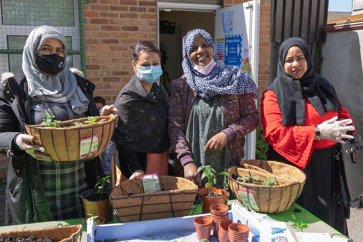 Hanging Basket event last week organised by Arafa, part of @ediblecardiff Spring Festival. Happy volunteers learning and passing on their skills.