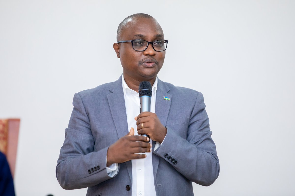 RwandaAgri's tweet photo. Today, the Minister of State @Ngabitsinze  officiated a Stakeholders Workshop on coffee value chain. He urged the value chain actors to work together to address the decreasing coffee productivity challenge while keeping the quality high.
 #MAFAP #coffee #Rwanda https://t.co/2NSMnTq5Pu