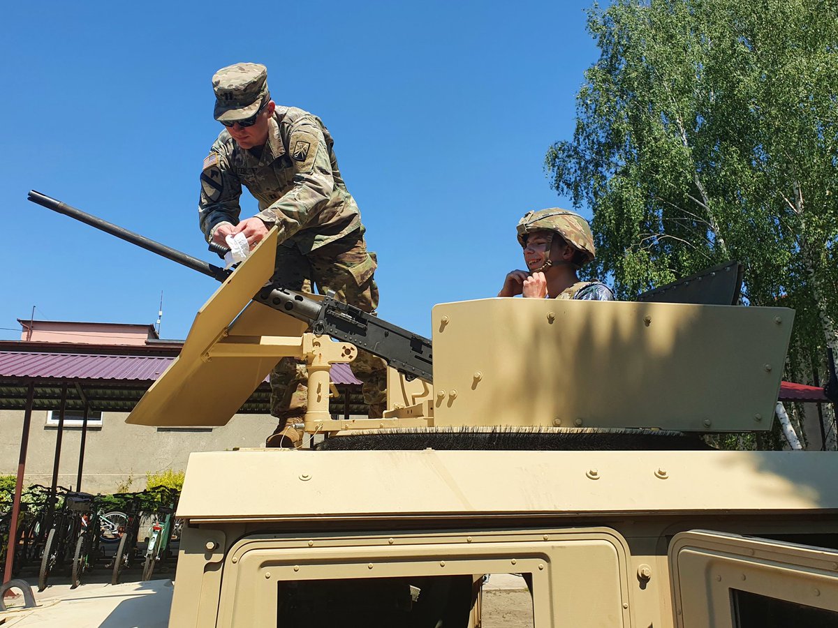 11LDKPanc's tweet image. Żołnierze #CzarnaDywizja i #1ABCT promowali służbę wojskową w ramach akcji "Zostań żołnierzem #11LDKPanc " w Zespole Szkół Ogólnokształcących we Włoszakowicach.🇵🇱🤝🇺🇸