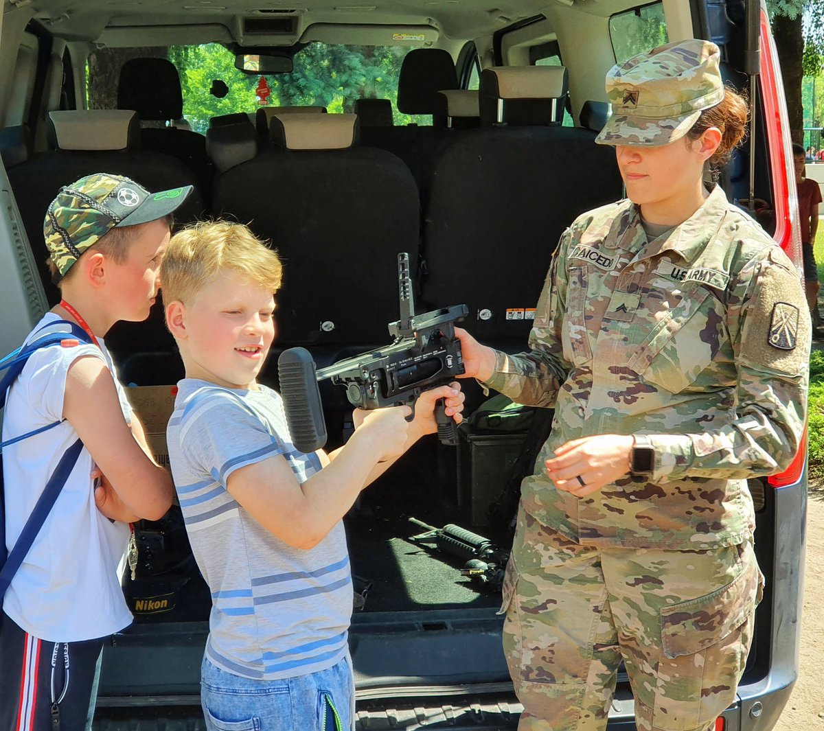 11LDKPanc's tweet image. Żołnierze #CzarnaDywizja i #1ABCT promowali służbę wojskową w ramach akcji "Zostań żołnierzem #11LDKPanc " w Zespole Szkół Ogólnokształcących we Włoszakowicach.🇵🇱🤝🇺🇸