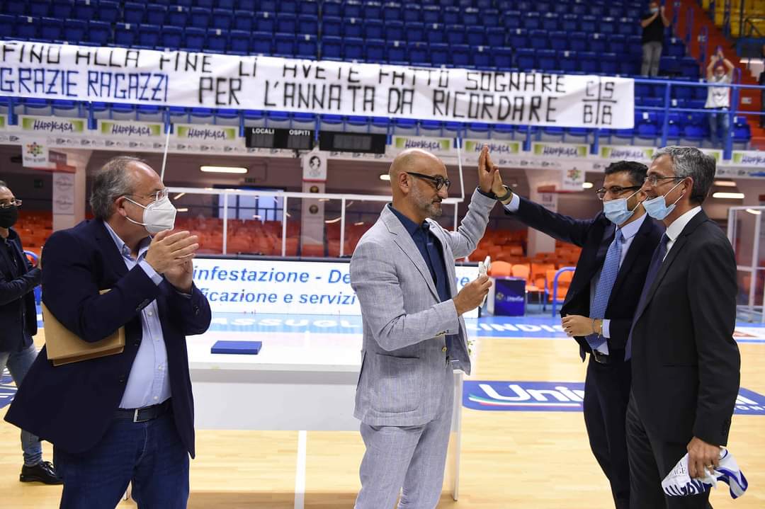 ValturBrindisi's tweet photo. 🔑 LE CHIAVI DELLA CITTÀ ⚪🔵
Coach Frank: urge un portachiavi nuovo di zecca 🤩 🎉🏀 #ForzaBrindisi #quiperte https://t.co/5tMNbvAjzZ