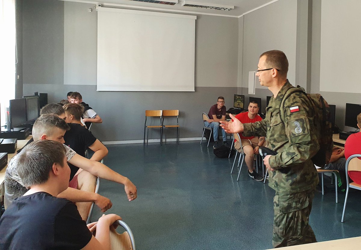 11LDKPanc's tweet image. Żołnierze #CzarnaDywizja i #1ABCT promowali służbę wojskową w ramach akcji "Zostań żołnierzem #11LDKPanc " w Zespole Szkół Ogólnokształcących we Włoszakowicach.🇵🇱🤝🇺🇸