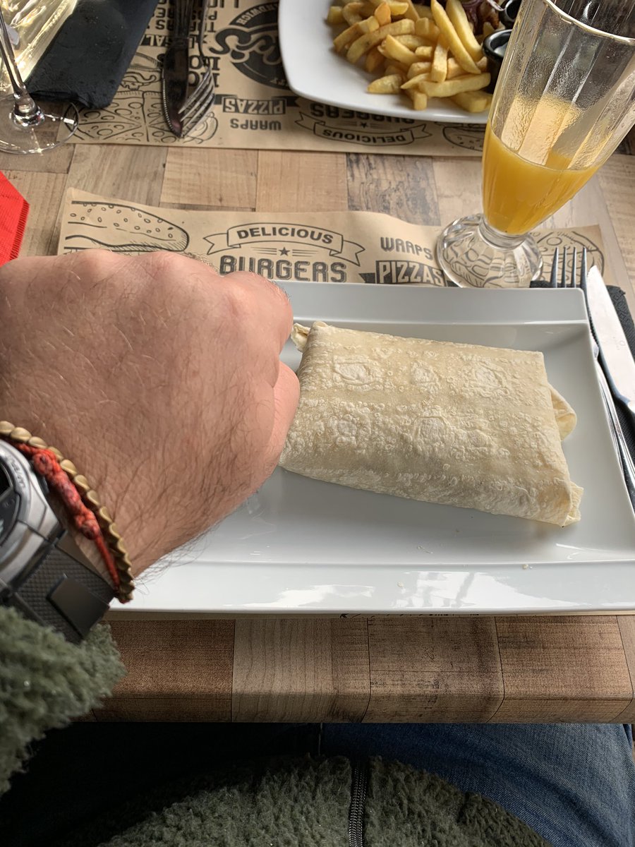 sur_cripto's tweet image. Fui a comer un burrito al Jacks burger de Temuco por 8 Lucas me llegó esto.
Fue una pena