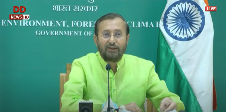 Union Minister @PrakashJavdekar launches PAN India Awareness Program towards reducing #SingleUsePlastics @moefcc Watch here: youtu.be/x29RnNzeGXY