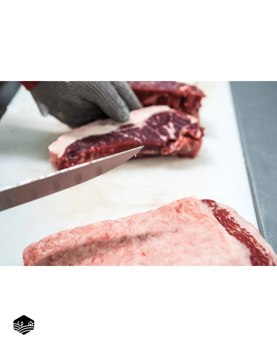 eldescansillo's tweet photo. ¡Feliz martes!
Por aquí andamos abriendo este fantástico carré de #vacacebona, para sacar unos extraordinarios #entrecots. 🐂👌🏻🔝
Textura y marmoleo increíbles. 🤤🤤🤤
#Vacuno #VacaCebona
#CarneySalud #Food
#España #Andalucía
#ElDescansillo https://t.co/OQFy0TXenN