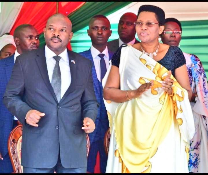 Ndashimiye Imana yari yarampaye Umugabo mwiza atari ku gihagararo gusa ariko no ku mutima. Imisi twabanye yose ntiyigeze ankubita, yaramfashije kurera abana kandi ntaco yampisha. Vy'ukuri narabuze umuhanuzi wa mbere. Nyenicubahiro Petero Nkurunziza wambereye umugisha muri vyinshi