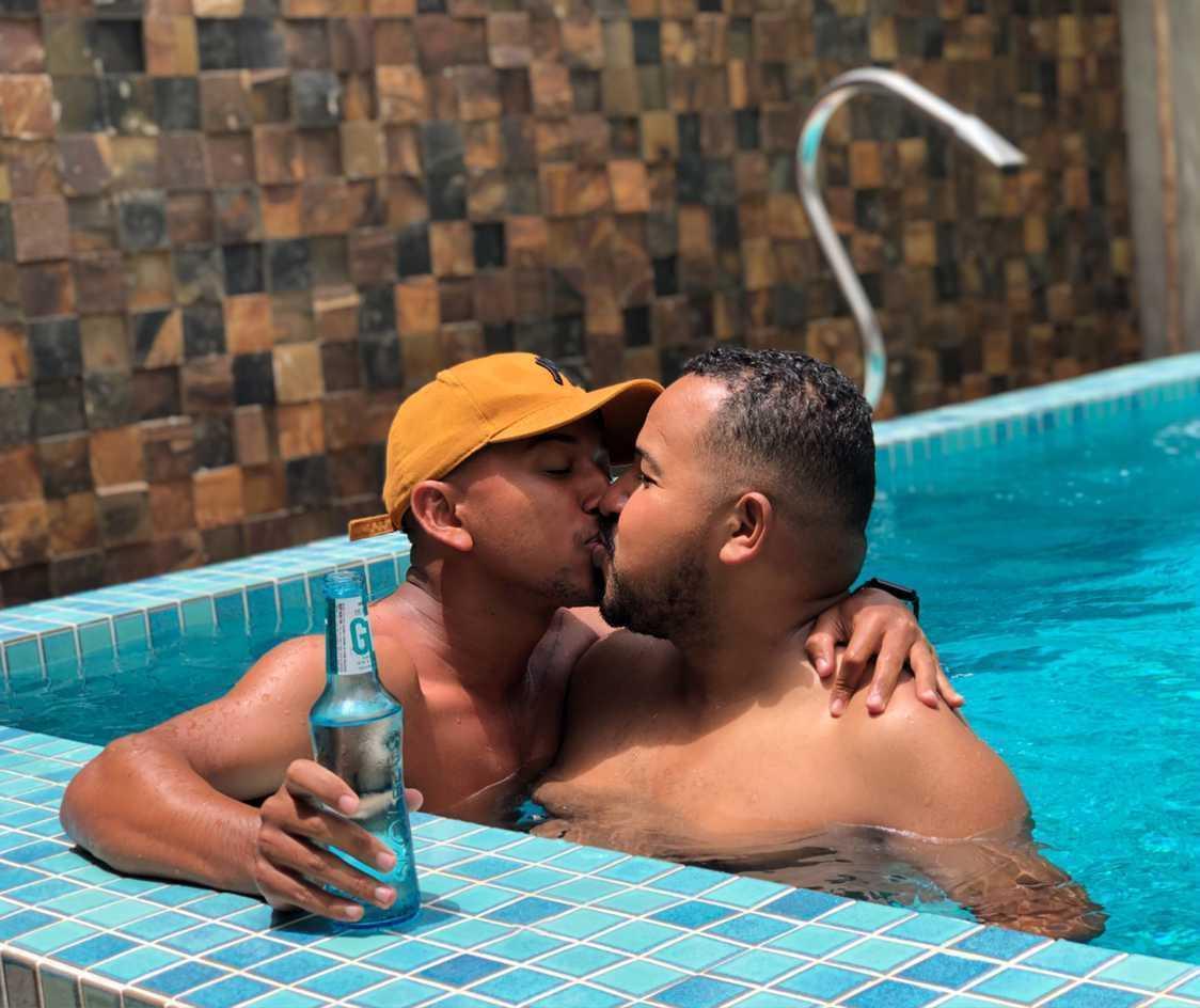 AmorSemAspas's tweet photo. ❤️ Fabio e Janary ❤️

Já seguiu a gente lá no Instagram?! Então vai lá e confira essa e outras histórias de amor: @AmorSemAspas 
#LGBTQ https://t.co/5QQW0QnNF4
