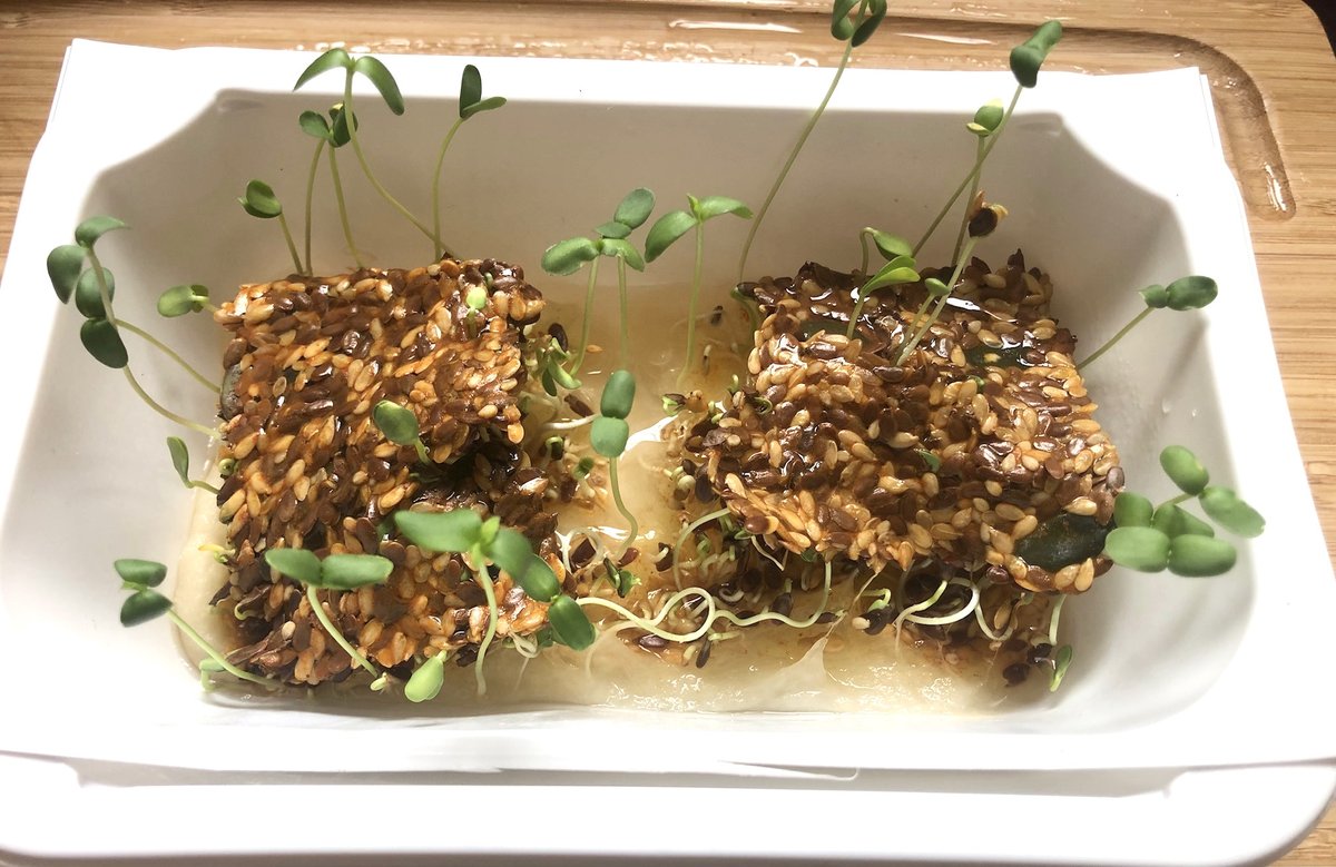 Lifefood_cz's tweet photo. ✅ DŮKAZ místo SLIBŮ? U Lifefoodu vždycky! 💪
Tohle je naše krekra - stačilo trochu vody a krekra krásně vyklíčila. Větší důkaz, že naše produkty jsou opravdu živé a vyrobené z kvalitních neznehodnocených semínek, snad už neexistuje!  😀

https://t.co/H5zBLsIACx https://t.co/DVFPco0DuW