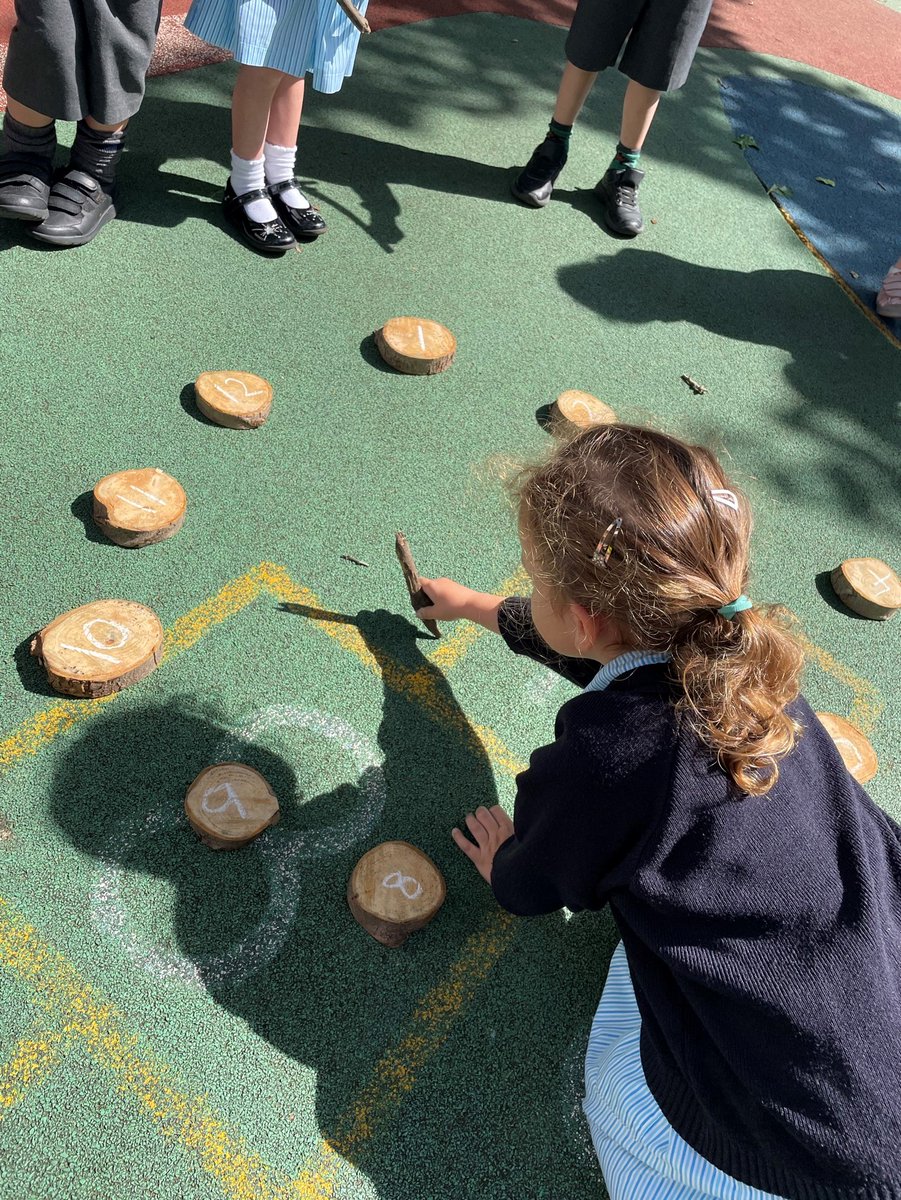 FS1 down at @BowDurhamSchool have been looking at the concept of time and the nursery rhyme 'Hickory Dickory Dock'. The children used the sun to tell the time like people did before clocks! 👏🌞