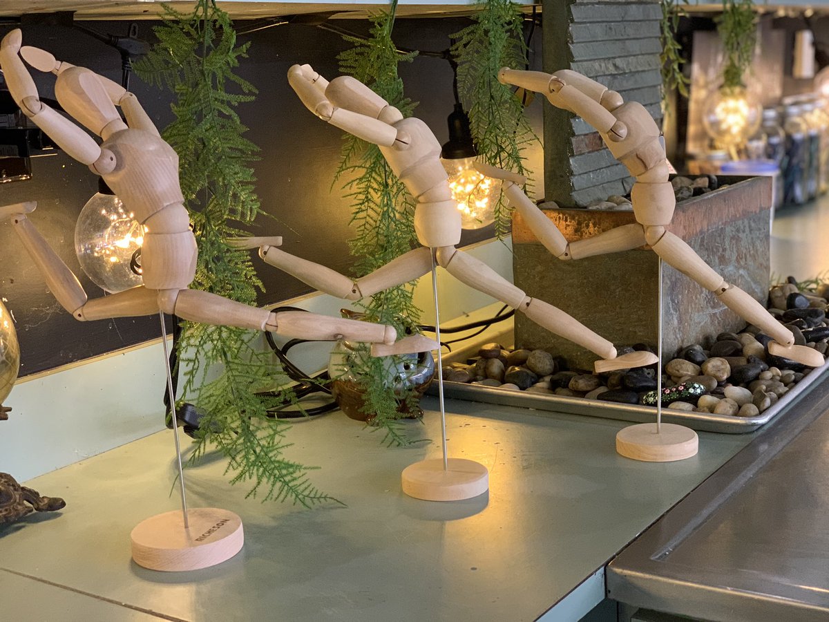 I love when kiddos create beautiful vignettes with the art supplies ❤️