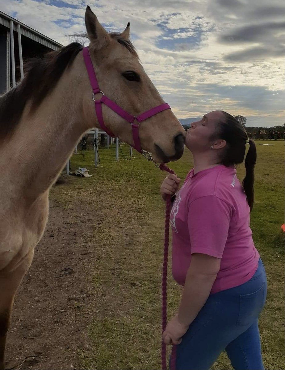 Chuckles201188's tweet photo. So after 8 weeks of not being able to see Melody, I was finally able to go out and see her today 😁😁 I have missed my pony so much and it was great to go out there and be able to do something with her,
I love miss Melody so much and she is the best pony ever 😍😘😍😘 https://t.co/TUZmABUrtQ