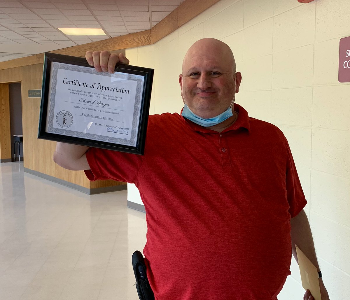 EastRamapoCSD's tweet photo. Thank you #ERCSD mail clerk Edward Berger! Cabinet surprised him with a celebration of service issuing a certificate of appreciation for his continuing exemplary service & support. For the past 25 years, he has been devoted to his amazing work at #EastRamapo. We appreciate you! https://t.co/xWJC6oARR0