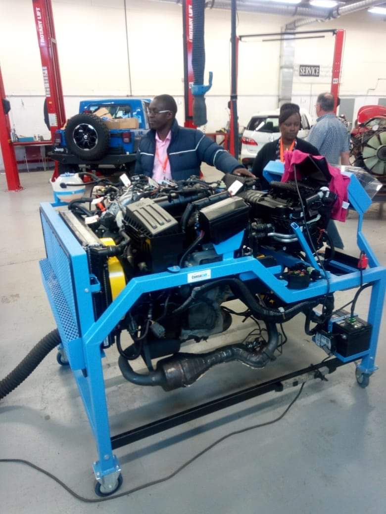 kuriasolomonK's tweet photo. Usidharau watu wa JuaKali.
These people keep our economy on float. 
Think of your mechanic who attends to an average of 15 cars per week and charges an average of 2K per car. 
That is a cool 120k per month. 
Watu wamejaa kwa maofisi na malipo ni below 30K. TVETs. #MakersOfThings https://t.co/ttbjwfaWMj