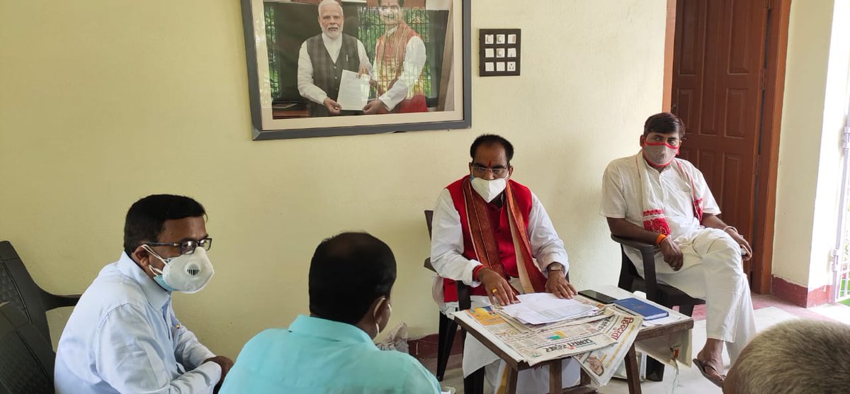 आज दरभंगा में अपने आवासीय कार्यालय पर 'आयुष्मान भारत' को लेकर, आयुष्मान भारत के जिला कार्यक्रम समन्वयक डॉ. बीरेंद्र कुमार, ACMO डॉ. अनिल कुमार और CSC के जिला प्रबंधक श्री राकेश कुमार के साथ समीक्षा बैठक की और जिले के सभी लाभार्थी को गोल्डन कार्ड मिले इसके लिए आवश्यक निर्देश दिया।