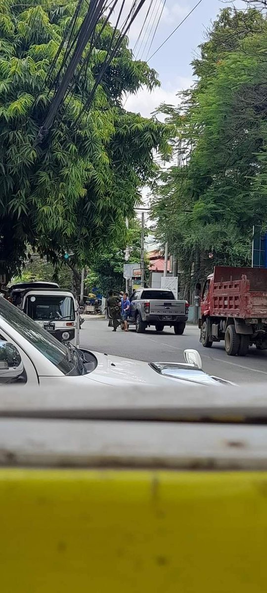 kyawmann's tweet photo. In Mandalay
After (2)Member of terrorist policeman was shoot and dead, 
Military were stop the cars and beat 
Other citizen on road 

#RejectCoupRejectASEAN
#June8Coup
#WhatsHappeningInMyanmar https://t.co/kcnHDJzhzk