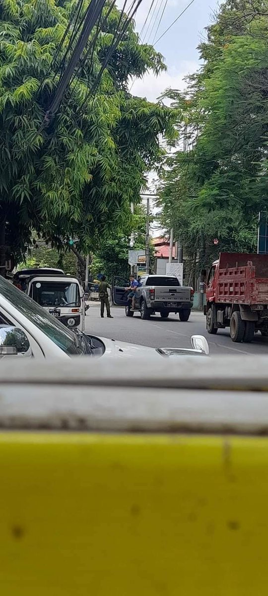 kyawmann's tweet photo. In Mandalay
After (2)Member of terrorist policeman was shoot and dead, 
Military were stop the cars and beat 
Other citizen on road 

#RejectCoupRejectASEAN
#June8Coup
#WhatsHappeningInMyanmar https://t.co/kcnHDJzhzk