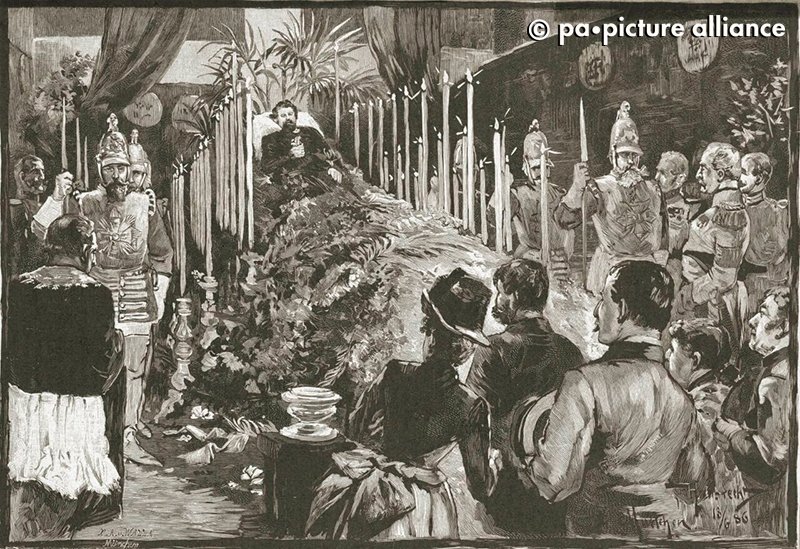 dpa's tweet photo. #OnThisDay 1886: Ludwig II., wenige Tage zuvor entmündigter und abgesetzter König von Bayern, ertrinkt unter ungeklärten Umständen im Starnberger See. Sein Leichnam wird in der Hofkapelle aufgebahrt (Abb.). "Der Zudrang des Publikums war ein ungeheurer", berichteten Illustrierte. https://t.co/F01z7iI0ZE