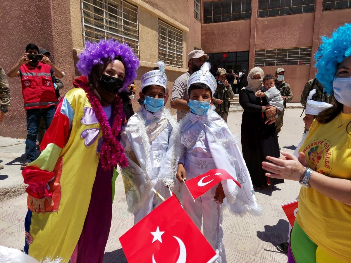 tcsavunma's tweet photo. Kahraman Mehmetçiğin terörden arındırdığı Barış Pınarı bölgesinde TSK ve Şanlıurfa Valiliği koordinasyonunda toplu sünnet etkinliği düzenlendi. Rasulayn’da gerçekleştirilen törende palyaço gösterileriyle eğlenen çocukların mutluluğuna aileleri de ortak oldu.
#MSB #TSK https://t.co/gUG6cSPRkv