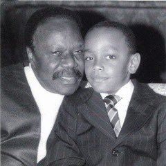 Sylviabongo's tweet photo. Le temps n’efface rien. Il transforme simplement les souvenirs.
Une photo, le son d’une voix, un lieu familier, un parfum que l’on croit reconnaître.
Tout est là, à portée de main. Et pourtant si loin.
Vous nous manquez Papa Omar.
Pour toujours dans nos cœurs.❤️
#Gabon #OmarBongo https://t.co/ovw1ZbBxpZ