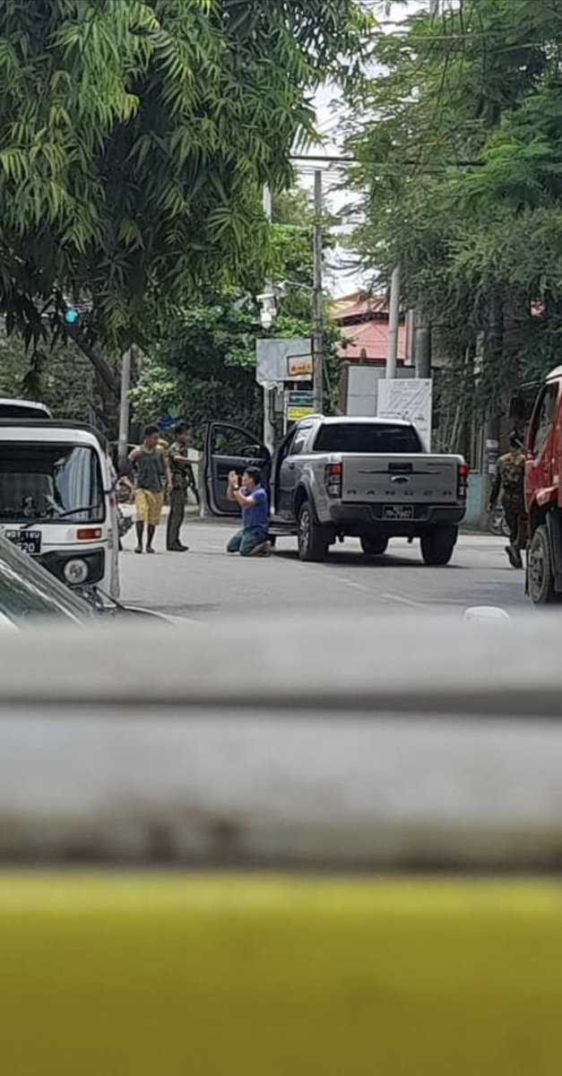 Snow_Frozenn's tweet photo. How pitiful our civilians are 😭! Terrorists military group let stop, get peoples out and investigate every vehicles at 86x12 street in #Mandalay today. #June8Coup @YourAnonCentral @poppymcp @SAdamsR2P @KenRoth @USAmbUN @TostevinM @RapporteurUn #WhatsHappeningInMyanmar https://t.co/NueUVJlGDq