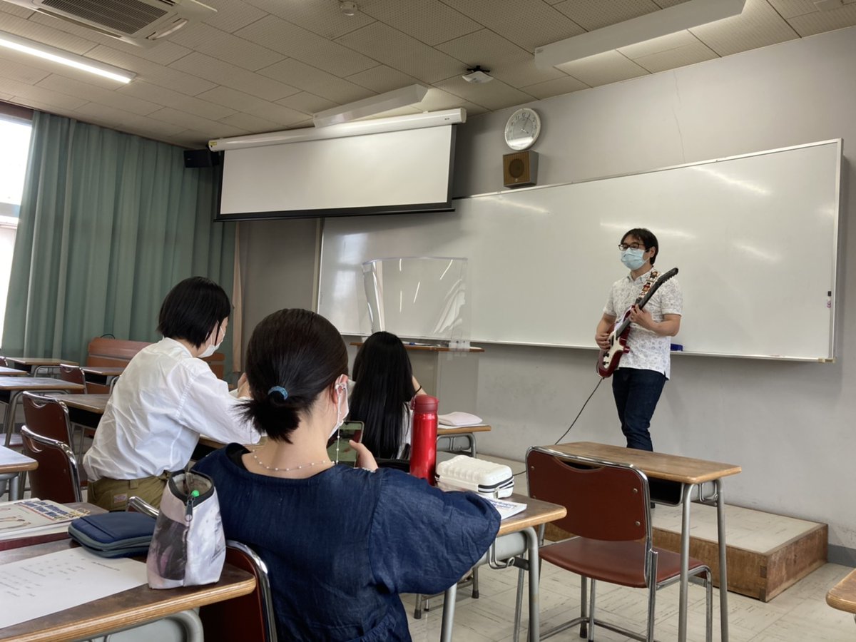 meitan_eikomi's tweet photo. 名短英コミ 1年生英語クラス
英語の歌を使って、聞き取り、発音の勉強をしました。歌っているのは教員です。
#名短英コミ
#ClassT https://t.co/lGueeVqoUj