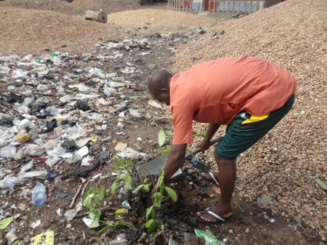 DevTrainNg's tweet photo. Yesterday, the @DevTrainNg embarked on her #TreePlanting exercise at Jibata community Makurdi to mark the #WorldEnvironmentDay
A total of 112 seedlings comprising of (25 Tamarindus indica &amp; 87 Khaya senegalesis) was planted &amp; distributed to community members for off site planting https://t.co/XnbiwyhXzD
