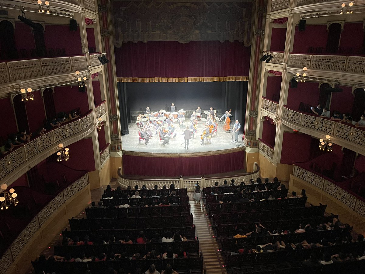 SantJosepReus's tweet image. Una representació del claustre docent gaudint al #TeatreFortuny del concert de #CamerataXXI dins el projecte pedagògic #CapInfantSenseFortuny.
El curs vinent els alumnes de #6èPrimària podran viure aquesta fantàstica experiència amb Prokofiev