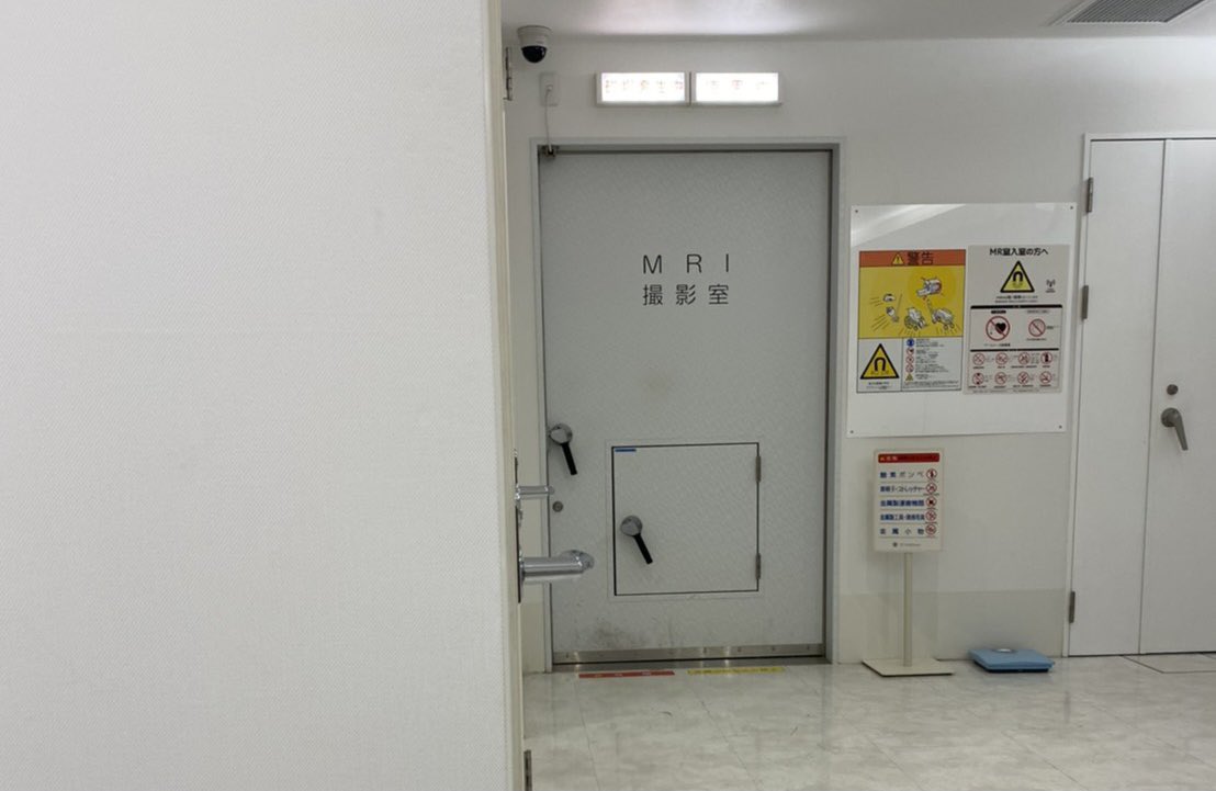 ferretomo_'s tweet photo. 診察室や検査室で座ったり立ったり寝たり着替えたりするたび イタイイタイ、イテテテテテ💦 という声が聞こえてきて笑ってたらしいオットくん。暇で荷物番の写真とか検査中の扉写真とか撮っとる🤣
ブロック注射💉してもらってだいぶ楽になった！
まぁぎっくり腰なんやけどね…ヘルニア持ちなのでね… https://t.co/qRxyWIU7rA
