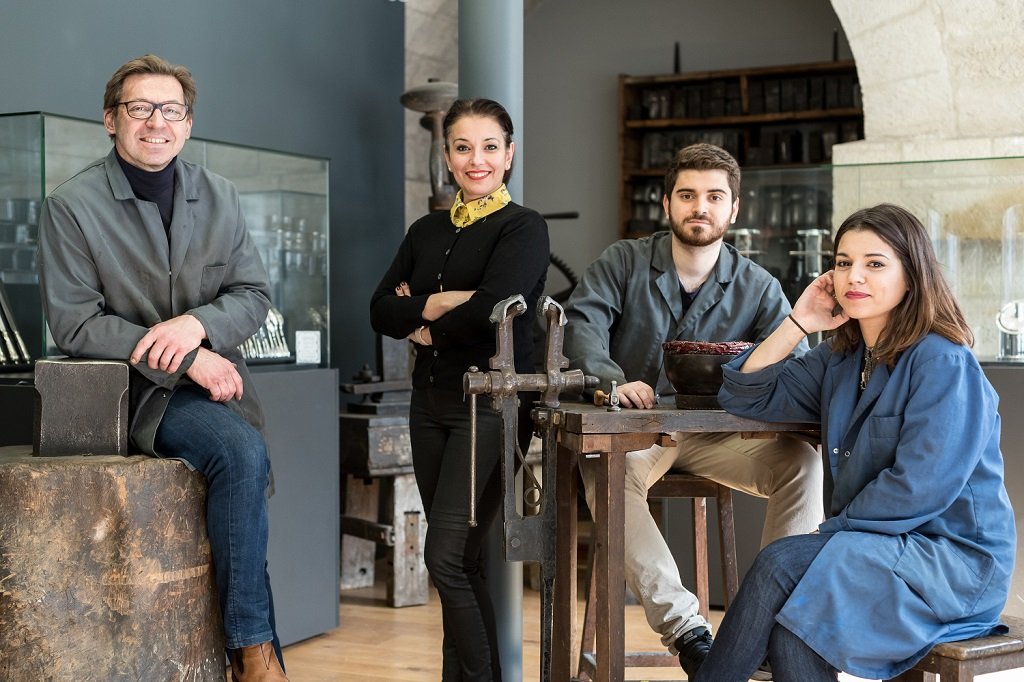 [PORTRAIT]📍Nicolas Marischael. « Transmettre, c’est faire autrement »

(…)Quel est donc le secret de cette famille qui sait transmettre aux générations qui suivent, (...)la passion du métier, l’envie(...)?...découvrez son portrait ➡️➡️➡️
leviaducdesarts.com/fr/mobile/news…
#portrait
