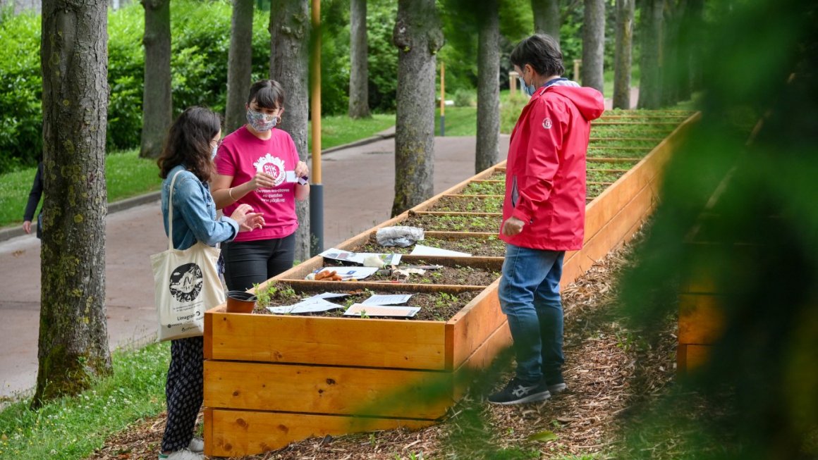 Les riverains pourront cultiver dans les carrés potagers des fruits, légumes et herbes aromatiques, et participer à des ateliers de jardinage organisés par la Maison de la nature et de l’arbre et animés par <a href="/PikPik92/">PikPik Environnement</a> 🍓🍏🍒🥕🍅
+ d'infos ⏩ seineouest.fr/compostage-et-…