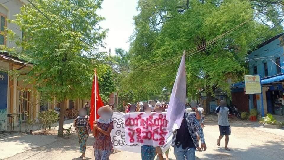 saiphyoezin's tweet photo. Nyaung-U’s residents staged a rally and marched in the neighborhood streets to demand the end of military dictatorship today. #RejectCoupRejectASEAN #WhatsHappeningInMyanmar #June8Coup #MilkTeaAlliance https://t.co/ThOyosHnjb