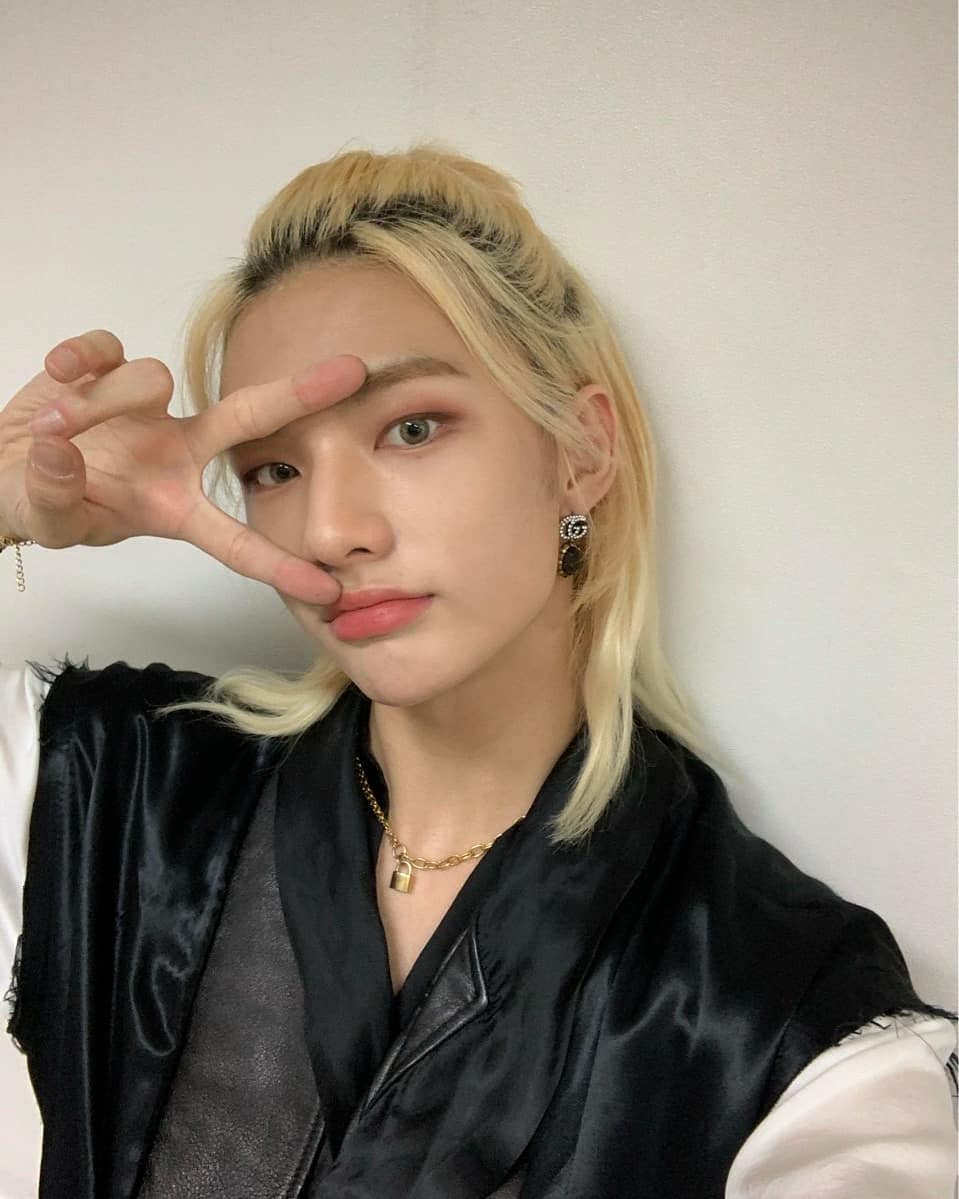skzinfoespmx's tweet photo. "Hwang Hyunjin" es tendencia después del Tweet de idolchamp pidiendonos que le dejemos un mensaje a él 🤍🤍🤧

Todos los comentarios son mensajes re bonitos diciendo que lo extrañan y que seguirán acá apoyandoles https://t.co/eX1BK83pQf