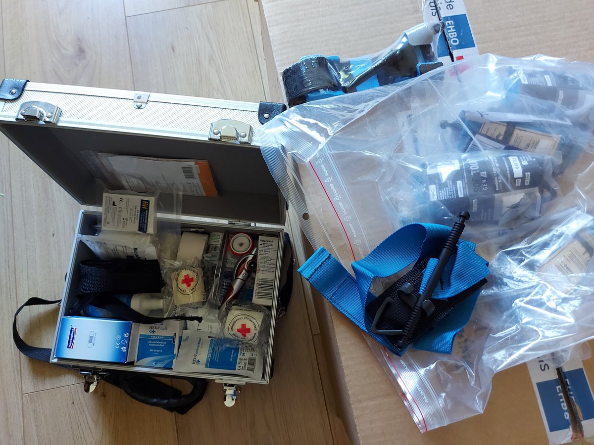 NLRCFirstAid's tweet photo. Nee, niks aan de hand thuis! Alleen even de juiste tourniquet zoeken als lesmateriaal #EHBO @RodeKruis #stopdebloeding https://t.co/3jzEaREc8l