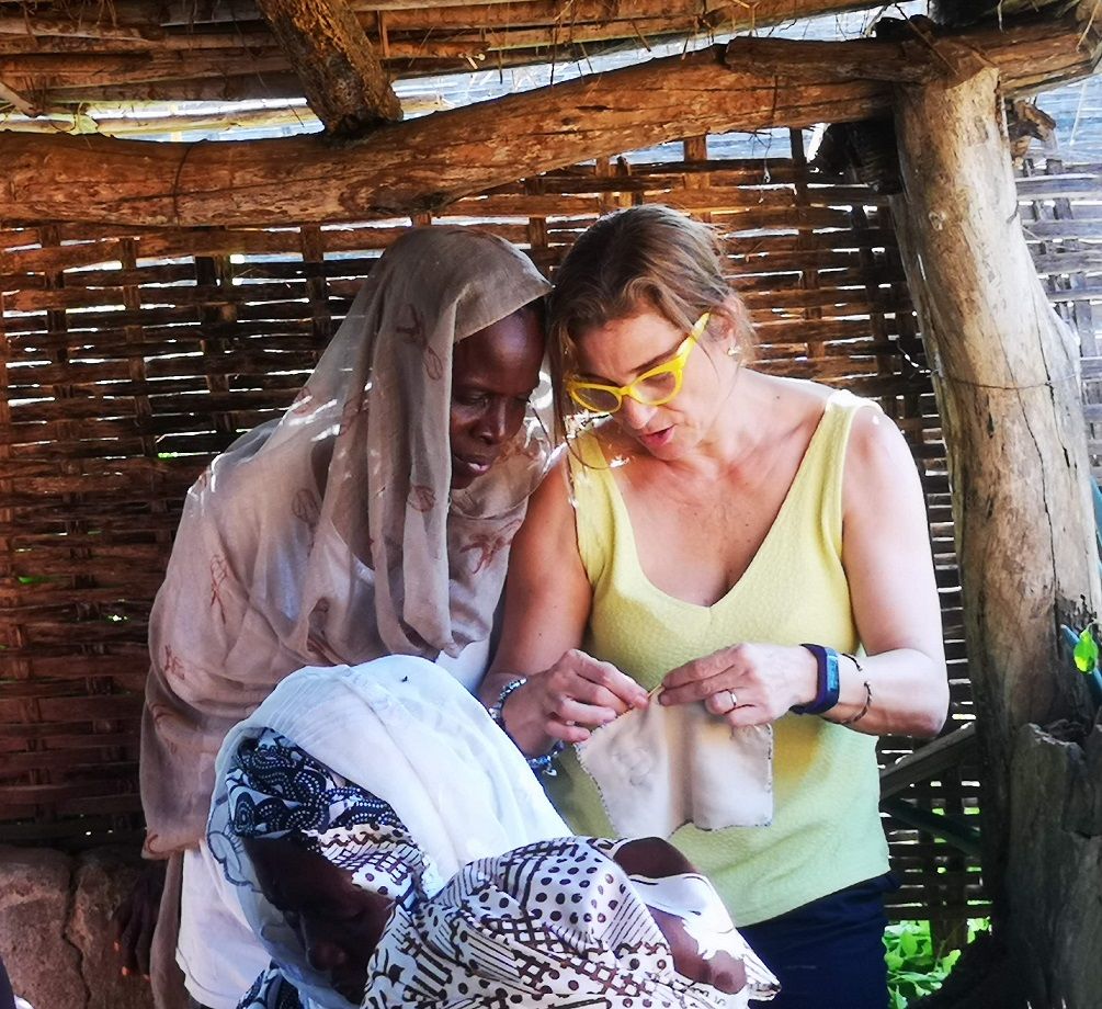 COMBarcelona's tweet photo. 🧵🪡🇸🇳 La metgessa @monicamoro ha portat a les dones del Senegal el llenguatge de les #arpilleres xilenes. El que va començar amb un viatge familiar i un taller textil s'ha convertit avui en l'associació Camina Senegal. 
#HistòriesdeMetgesCoMB
https://t.co/7LZzpqxgVm https://t.co/6xL0kCEONx