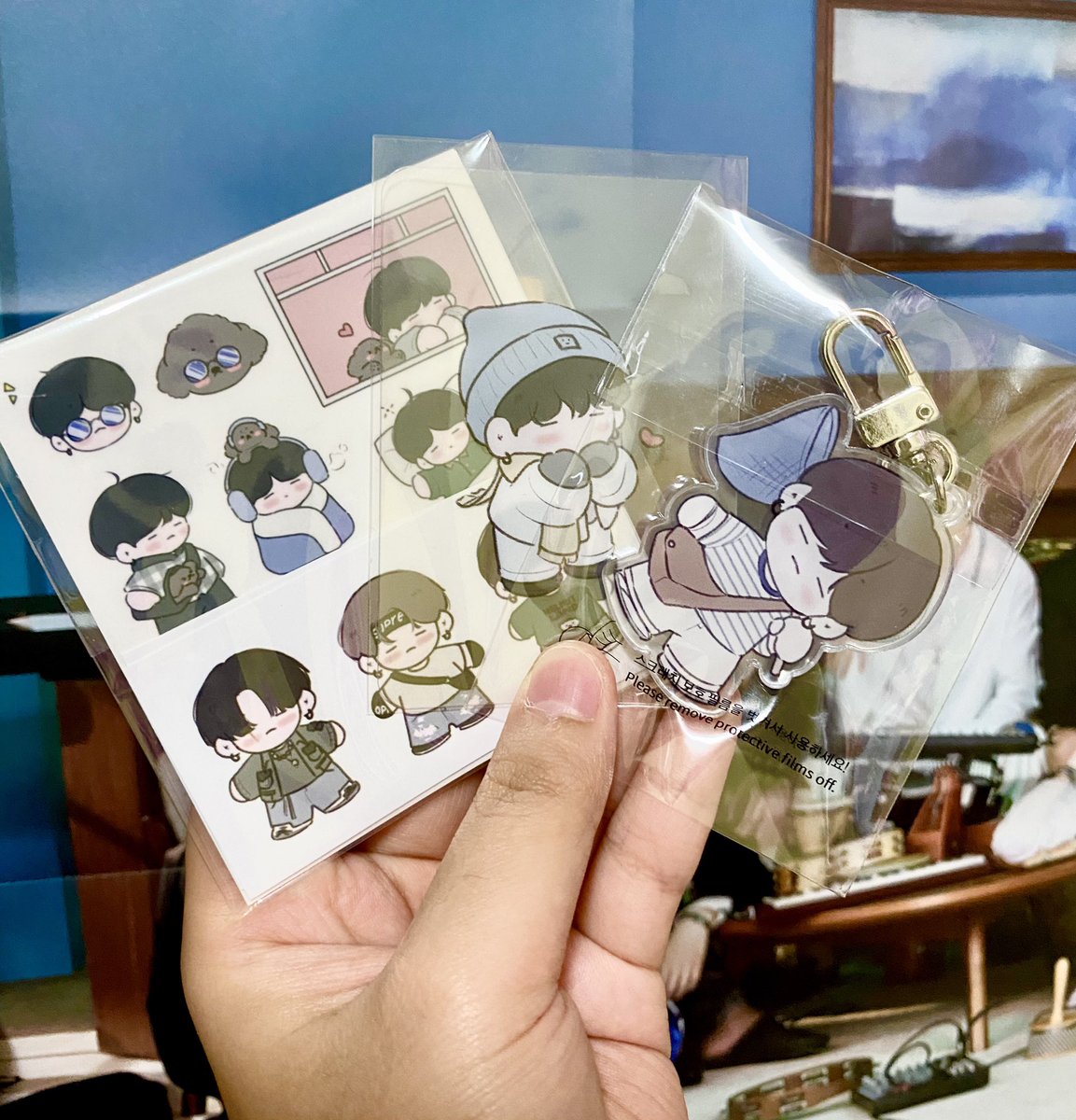 cute_sg39's tweet photo. 윤기 온리전 통판때 구매한 마늘빵님 굿즈😭온리전 못가서 슬펐는데 통판 진행해주셔서 감사합니당!! 스티커도 키링도 넘넘 맘에들고 존귀에용💜 에어팟에 다니 찰떡🥰👍 @Garlic_bomb https://t.co/jWxNQ5LUVk