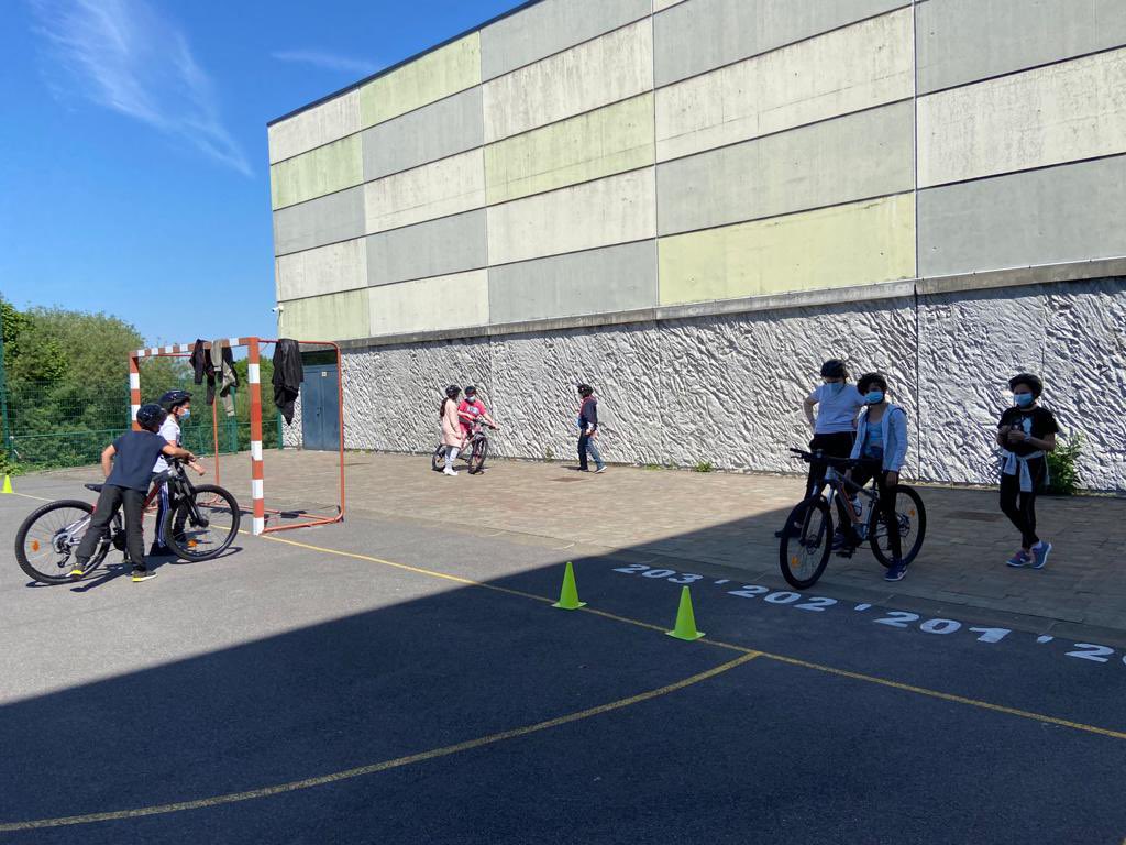 CiteEduMaubeuge's tweet photo. Responsabilisation-Autonomie des élèves : les VTT sont là !  
✅EPS : leviers de promotion pour l’égalité économique et l’égalité des genres 
✅Encourager la pratique d’activité extra-scolaire ASSR1-2 séjour APPN)@VilleMaubeuge @prefet59 @AcLille #mobilitédouce #parcourscitoyen https://t.co/1scMNFUPCJ