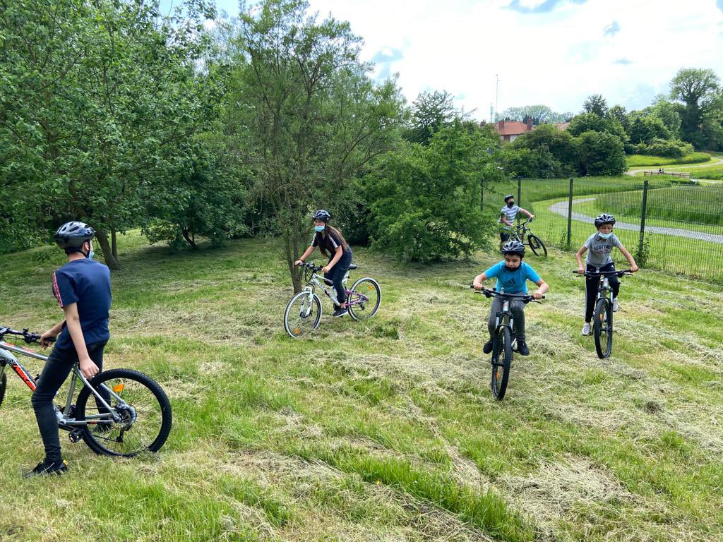 CiteEduMaubeuge's tweet photo. Responsabilisation-Autonomie des élèves : les VTT sont là !  
✅EPS : leviers de promotion pour l’égalité économique et l’égalité des genres 
✅Encourager la pratique d’activité extra-scolaire ASSR1-2 séjour APPN)@VilleMaubeuge @prefet59 @AcLille #mobilitédouce #parcourscitoyen https://t.co/1scMNFUPCJ